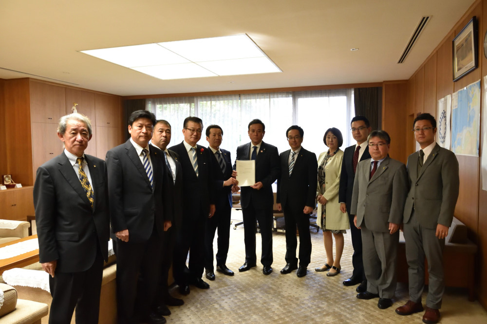 「観光王国九州とともに輝く福岡県観光振興条例」の改正案が議長に報告されました 総合開会式