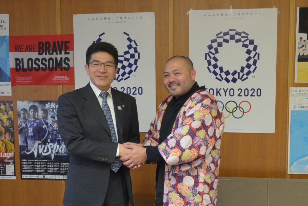 東京2020大会マスコットの作者谷口亮さんが県議会を訪問されました1