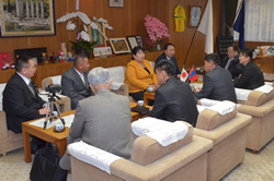 モンゴル国ウブス県議会議員視察団の皆さんが議長室を訪問されました1