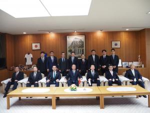 楊慶東中華人民共和国駐福岡総領事の着任に伴う議長表敬の写真1