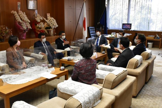 北九州市議会正副議長と北九州空港機能強化・利用促進特別委員会副委員長が県議会を訪問されました