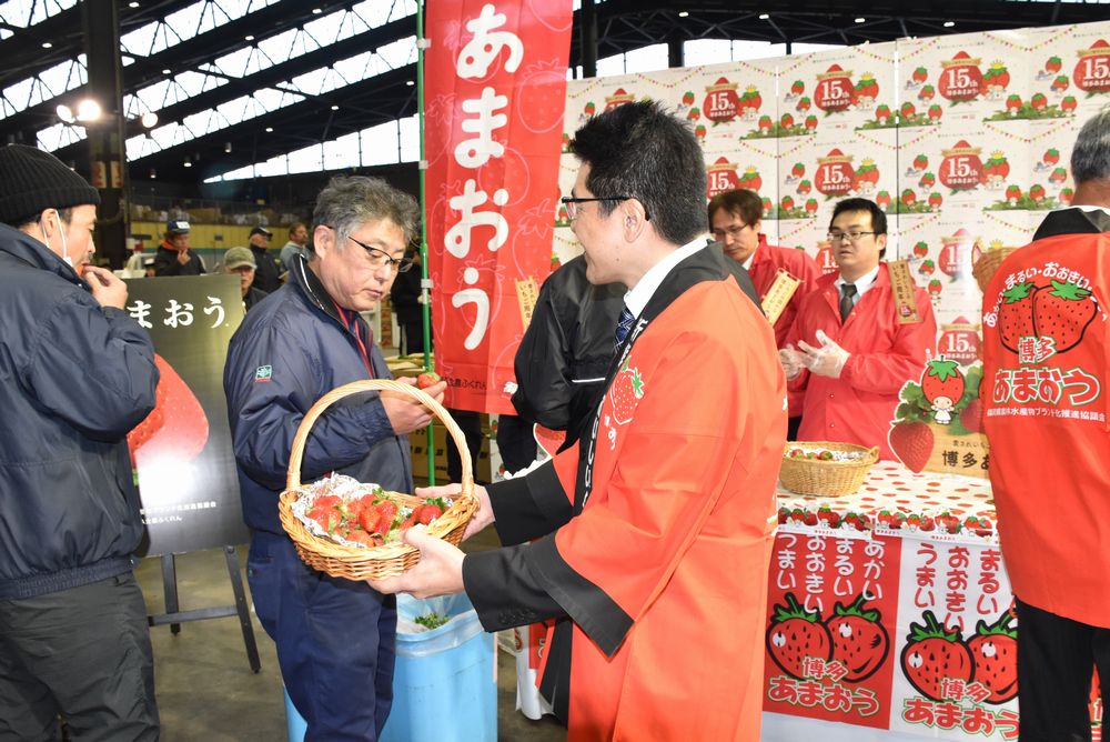 いちご「あまおう」のトップセールス