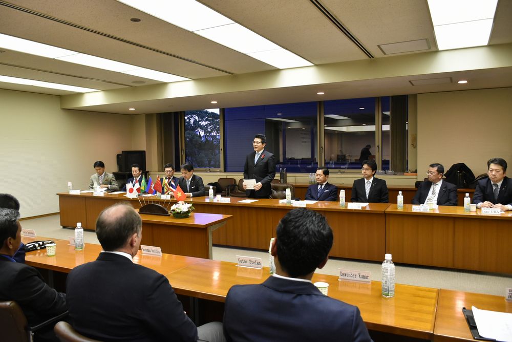 元留学生会の皆さんが県議会を訪問されました