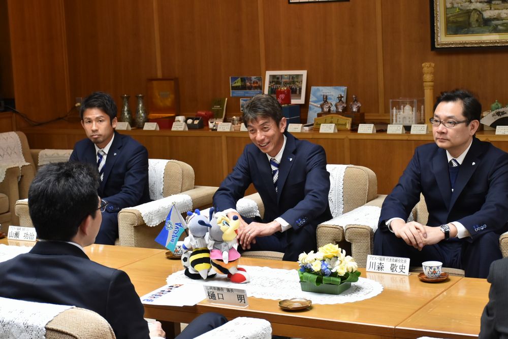 アビスパ福岡の皆さんが県議会を訪問されました1