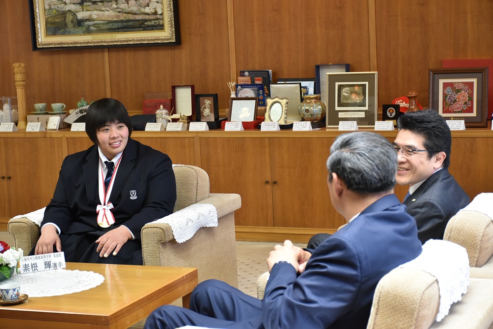 久留米市立南筑高等学校柔道部　素根輝選手が県議会を訪問されました1