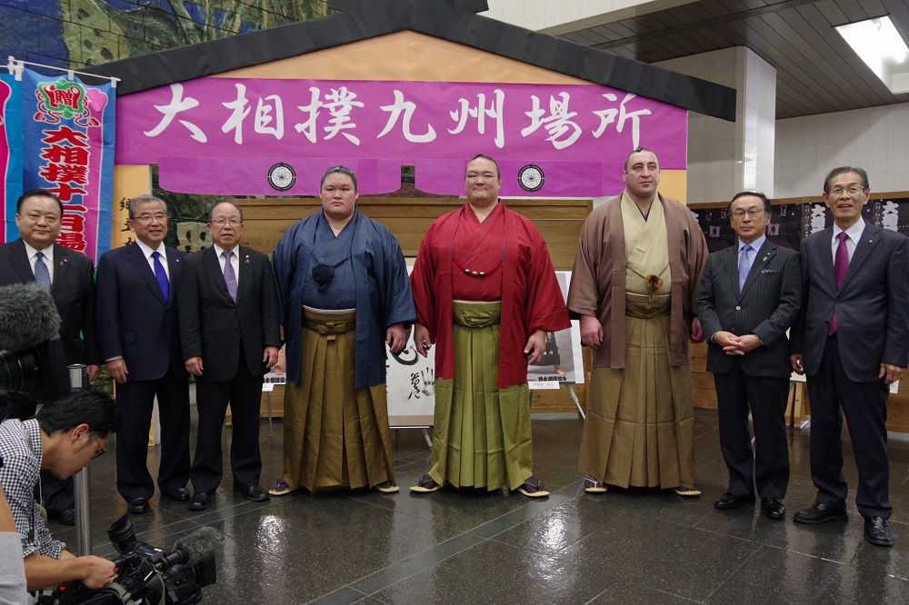 大相撲11月場所（九州場所）の開催にあたり、横綱・大関が県庁を表敬訪問されました1