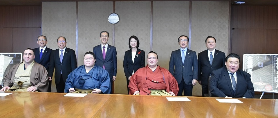 大相撲11月場所（九州場所）の開催にあたり、横綱・大関が県庁を表敬訪問されました2