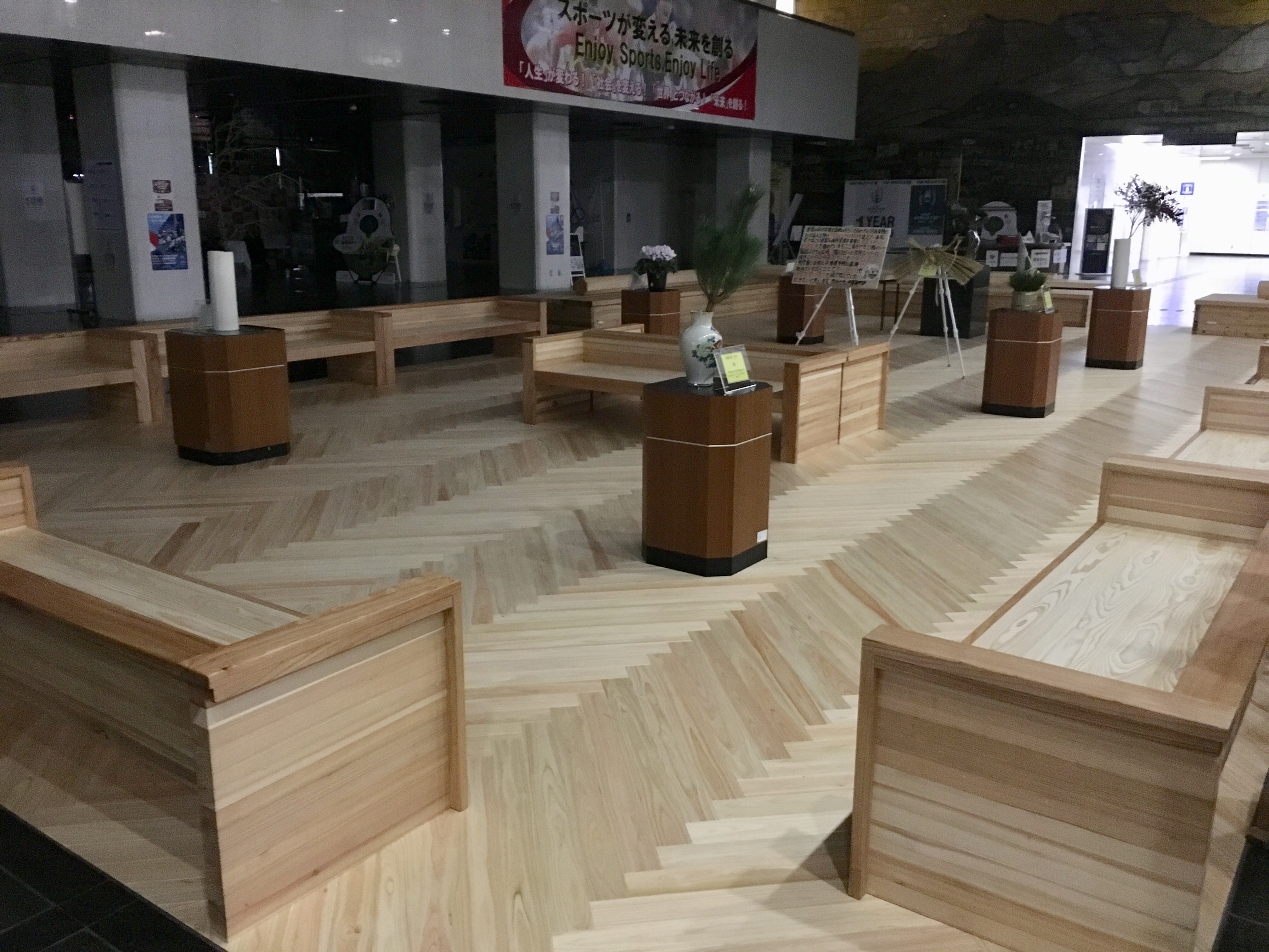 県庁１階ロビー中央待合スペースの木質化3
