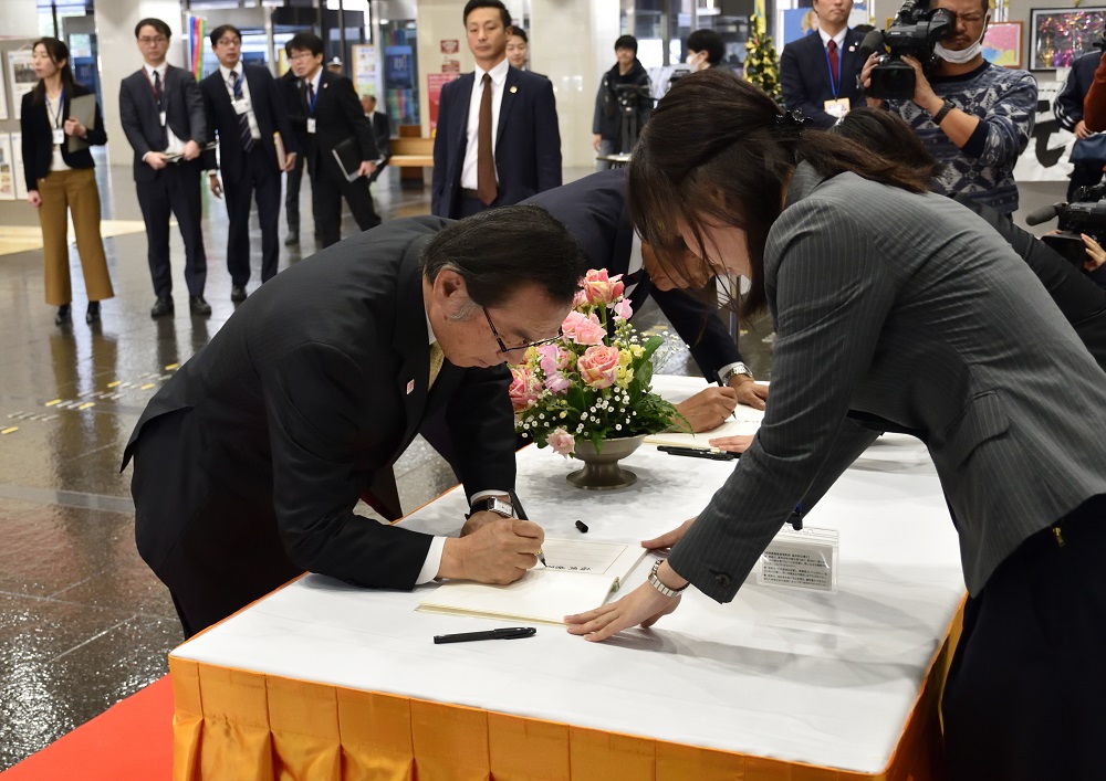 天皇陛下御即位三十年の記帳を行いました1