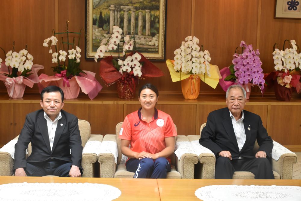 東京２０２０オリンピックカヌー競技　桐明輝子選手が県議会を表敬されました