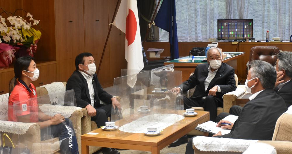 東京２０２０オリンピックカヌー競技　桐明輝子選手が県議会を表敬されました
