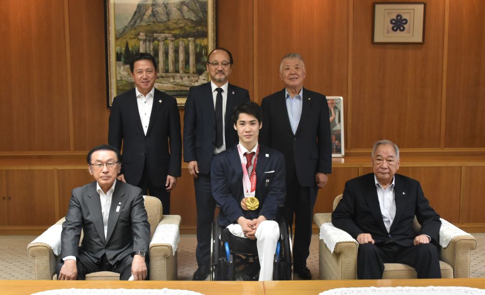 東京２０２０パラリンピックバドミントン男子シングルス金メダリストの梶原大暉選手が県議会を訪問されました