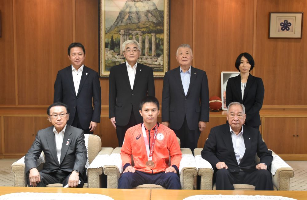 東京２０２０パラリンピック柔道男子６６ｋｇ級銅メダリストの瀬戸勇次郎選手が県議会を訪問されました