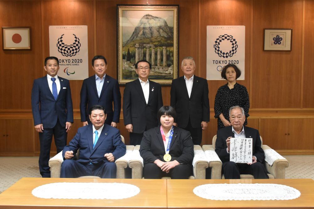 東京２０２０オリンピック柔道女子７８kg超級金メダリストの素根輝選手が県議会を訪問されました
