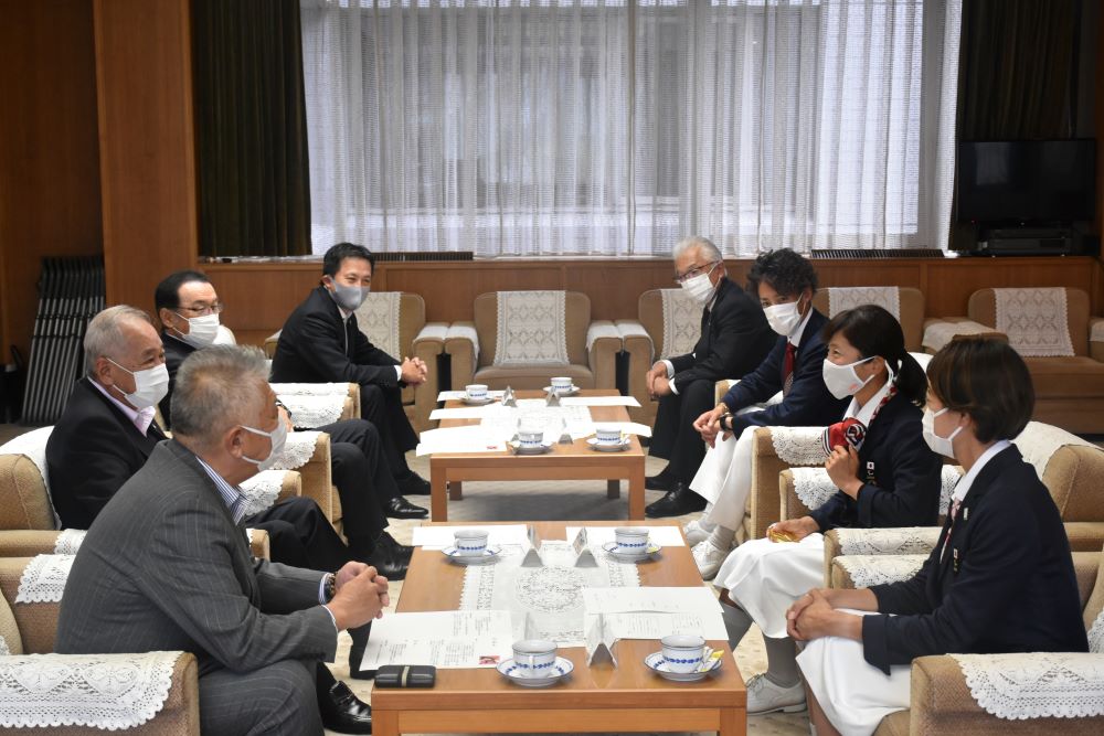 東京２０２０パラリンピック女子マラソン金メダリストの道下美里選手が県議会を訪問されました