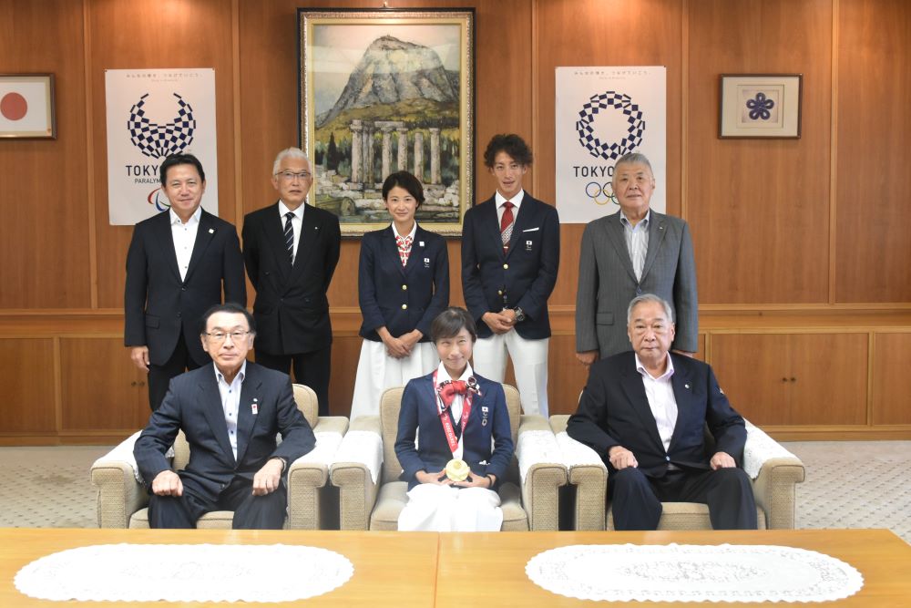 東京２０２０パラリンピック女子マラソン金メダリストの道下美里選手が県議会を訪問されました
