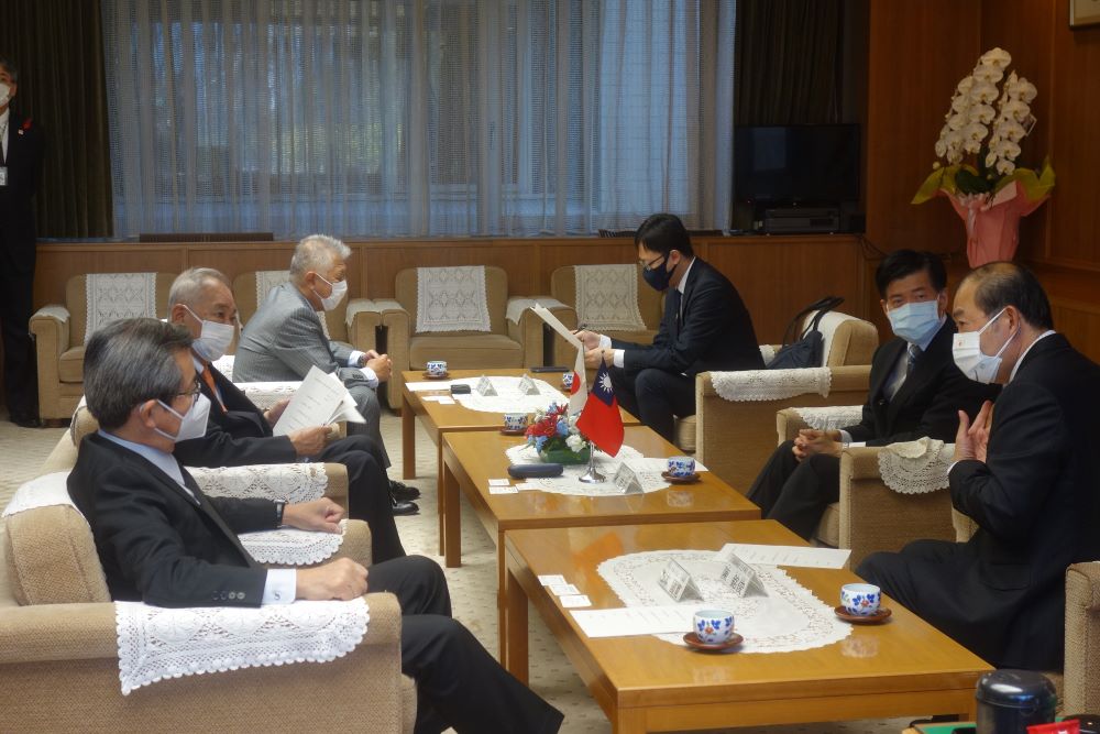 台北駐福岡経済文化弁事処長が離着任の挨拶に県議会を訪問されました