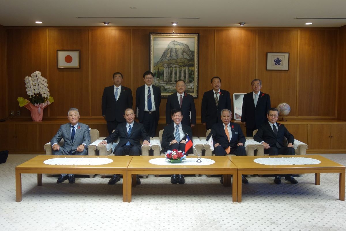 台北駐福岡経済文化弁事処長が離着任の挨拶に県議会を訪問されました
