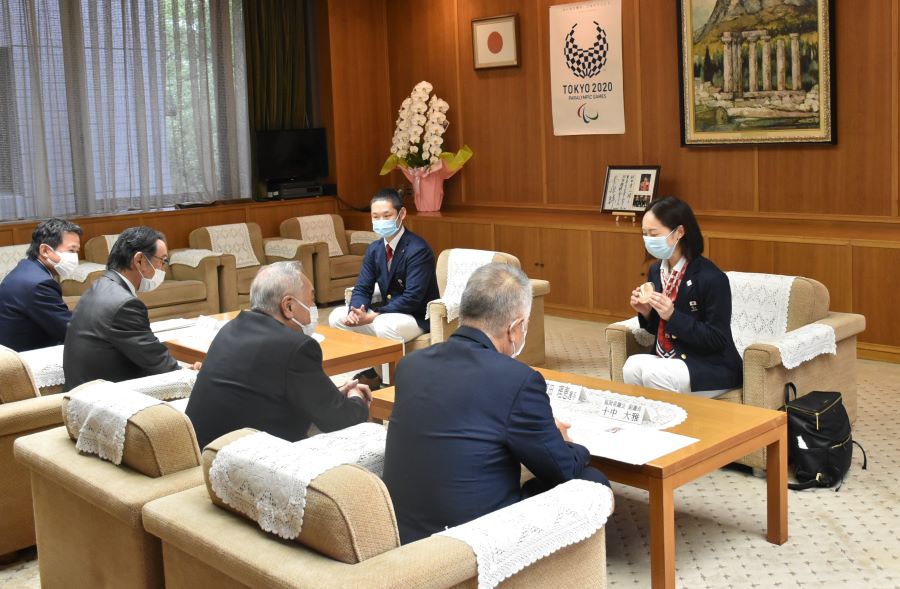 東京２０２０パラリンピックゴールボール女子銅メダリストの浦田理恵選手が県議会を訪問されました