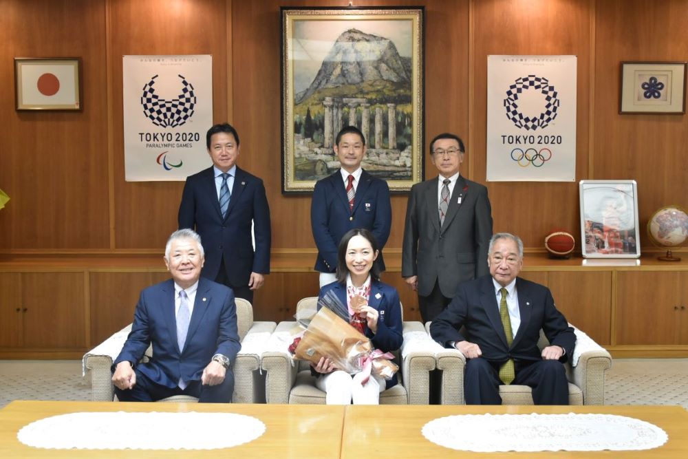 東京２０２０パラリンピックゴールボール女子銅メダリストの浦田理恵選手が県議会を訪問されました