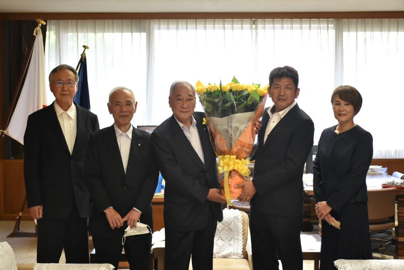 福岡県花き園芸連合会から県産のバラが贈呈されました