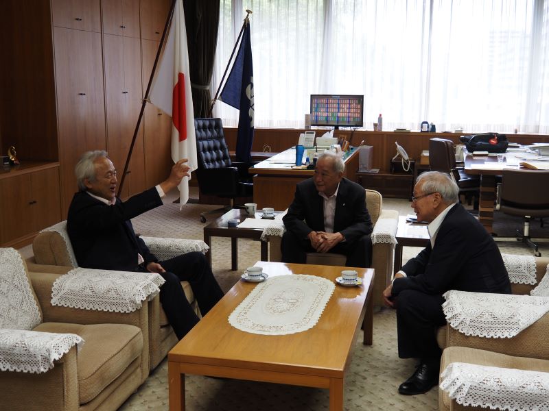 日本医師会の横倉義武名誉会長が県議会を訪問されましたの写真3