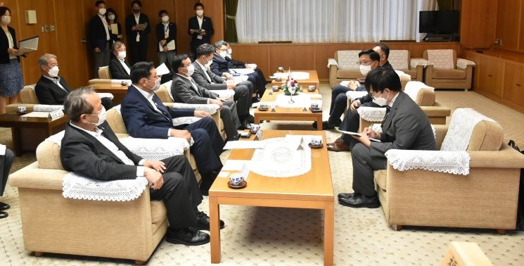 駐福岡大韓民国総領事が県議会を訪問されましたの写真1