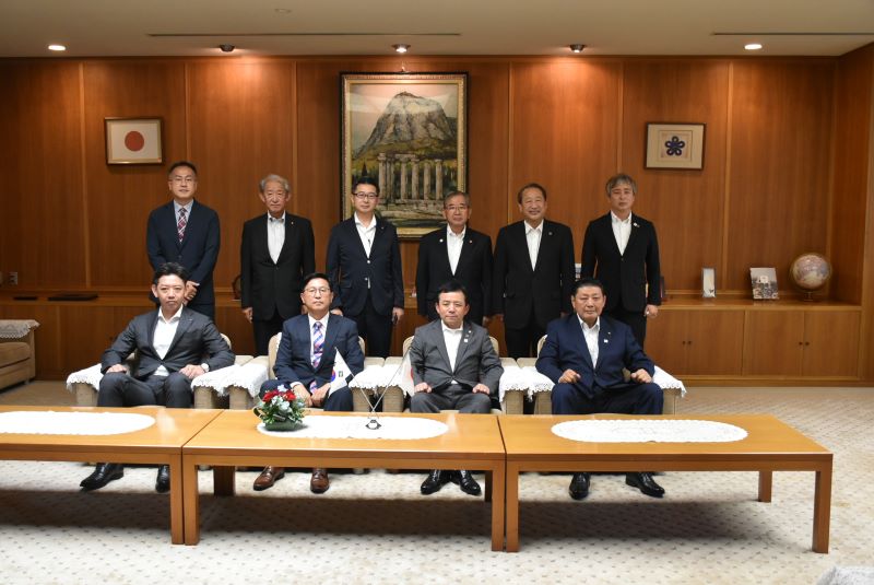 駐福岡大韓民国総領事が県議会を訪問されましたの写真