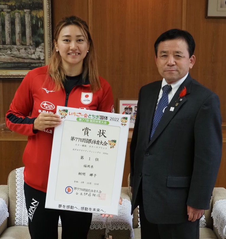 （公財）福岡県スポーツ協会所属の桐明輝子選手による議長表敬の写真