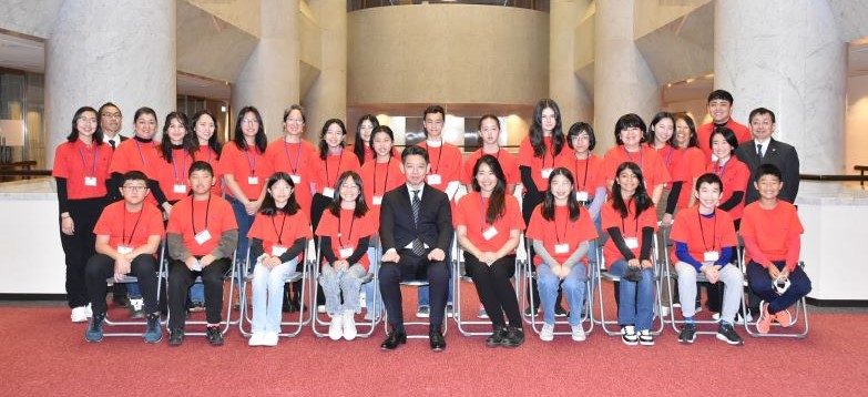 海外福岡県人会の子どもたちが県議会を訪問されましたの写真