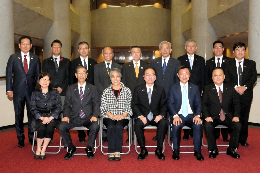 台湾水素エネルギー産業訪日団の皆さんが県議会を訪問されました3