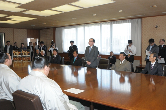 大相撲十一月場所（九州場所）開催にあたり、横綱・大関が県庁を訪問されました