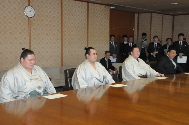 大相撲十一月場所（九州場所）開催にあたり、横綱・大関が県庁を訪問されました 2