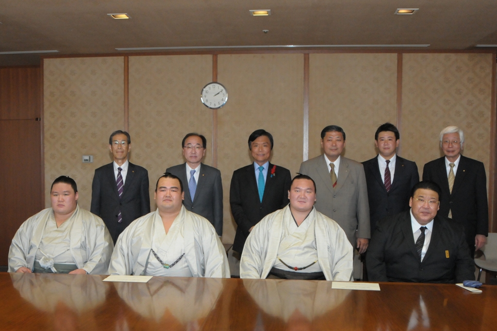 大相撲十一月場所（九州場所）開催にあたり、横綱・大関が県庁を訪問されました 3