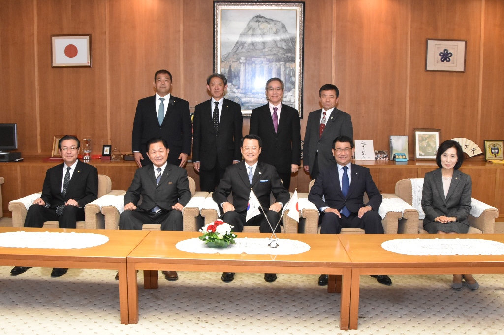 在福岡大韓民国総領事が県議会を訪問されました2