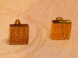 南京博物院所蔵の金印（左：廣陵王璽　右：漢委奴国印のレプリカ）