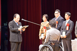 井本会長からの感謝状の贈呈（川野選手）