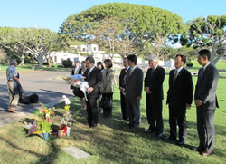 ダニエル・イノウエ上院議員の墓前に献花