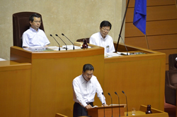 昨年６月定例会の代表質問の様子