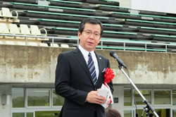 祝辞を述べる松本議長