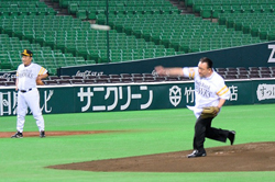 福岡県スポーツ議員連盟野球部が、ホークスＯＢチームと試合を行いました