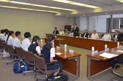 福岡県青少年交流団の皆さんが県議会を訪問されました1