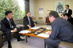 佐賀空港へのオスプレイ等の配備計画に関する左藤防衛副大臣との面談1