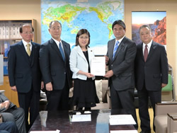 稲田朋美　政調会長　写真