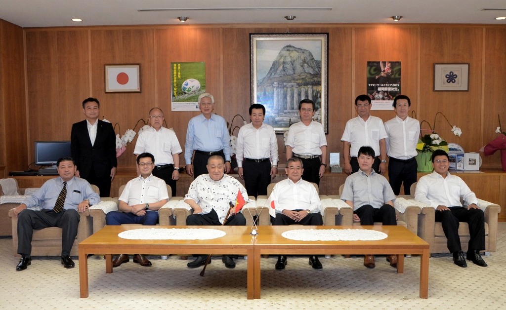 在福岡ベトナム社会主義共和国総領事館ドク副領事とアイン領事が県議会を訪問されました2