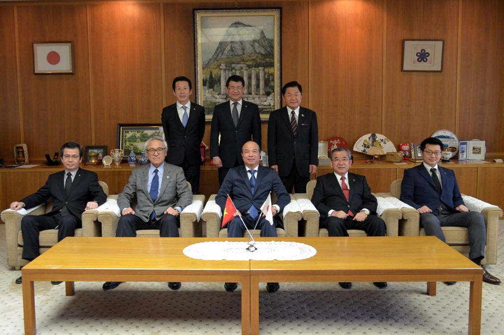 在福岡ベトナム社会主義共和国総領事館タイン総領事が県議会を訪問されました 3