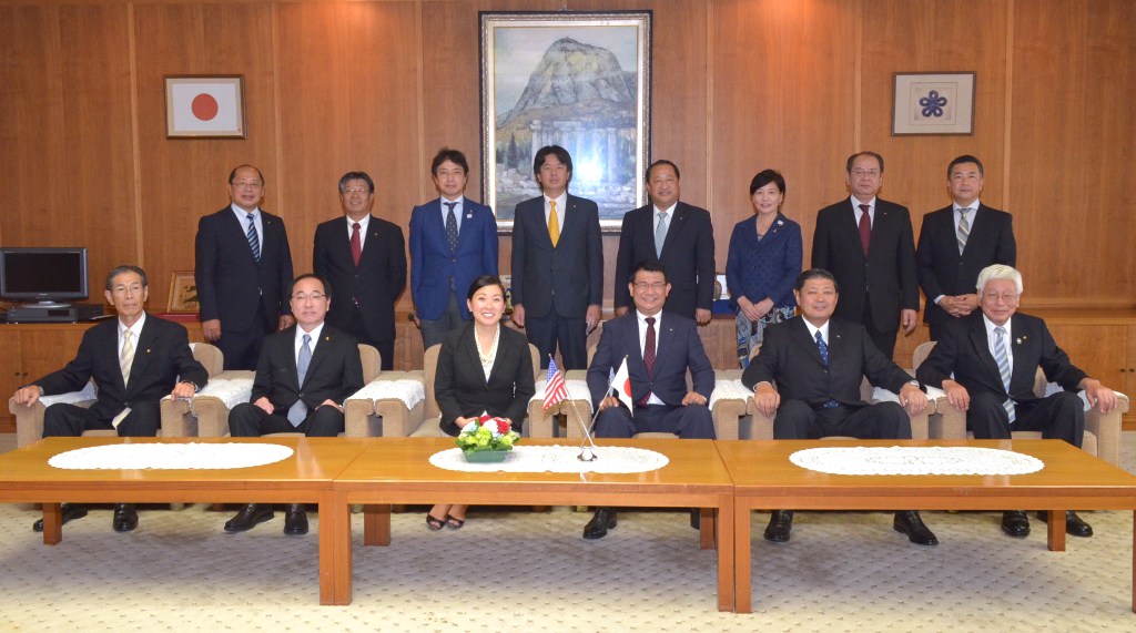 在福岡アメリカ領事館首席領事が県議会を訪問されました2