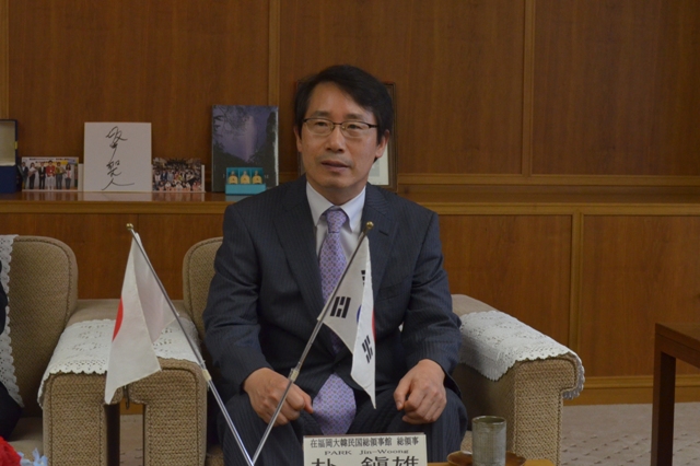 在福岡大韓民国総領事が県議会を訪問されました1a