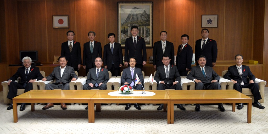 在福岡大韓民国総領事が県議会を訪問されました1b