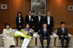 ロンドン五輪女子競泳の鈴木聡美選手が松本議長を表敬訪問